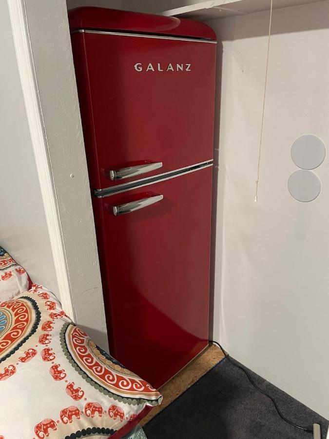 Private La Bedroom W Private Half-bathroom - Ac - Wifi - Private Fridge -smart Tv *