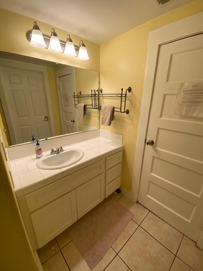 Private Large La Bedroom W Private Half-bathroom - Ac - Wifi - Private Fridge Near Usc - Exposition Park - Usc Memorial Coliseum - Banc Of California Stadium - Downtown Dtla - University Of Southern California Usc! Homestay *