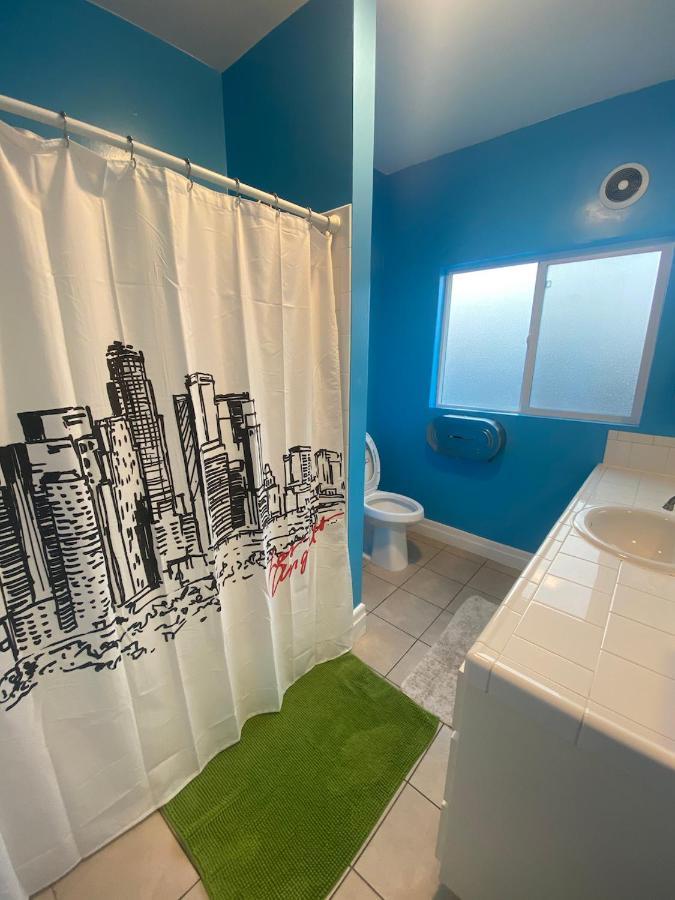 Homestay Private Large La Bedroom W Private Half-bathroom - Ac - Wifi - Private Fridge Near Usc - Exposition Park - Usc Memorial Coliseum - Banc Of California Stadium - Downtown Dtla - University Of Southern California Usc! Los Angeles