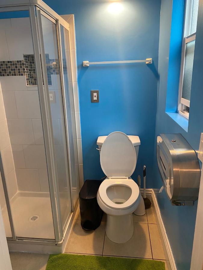 Homestay Private Large La Bedroom W Private Half-bathroom - Ac - Wifi - Private Fridge Near Usc - Exposition Park - Usc Memorial Coliseum - Banc Of California Stadium - Downtown Dtla - University Of Southern California Usc! Los Angeles