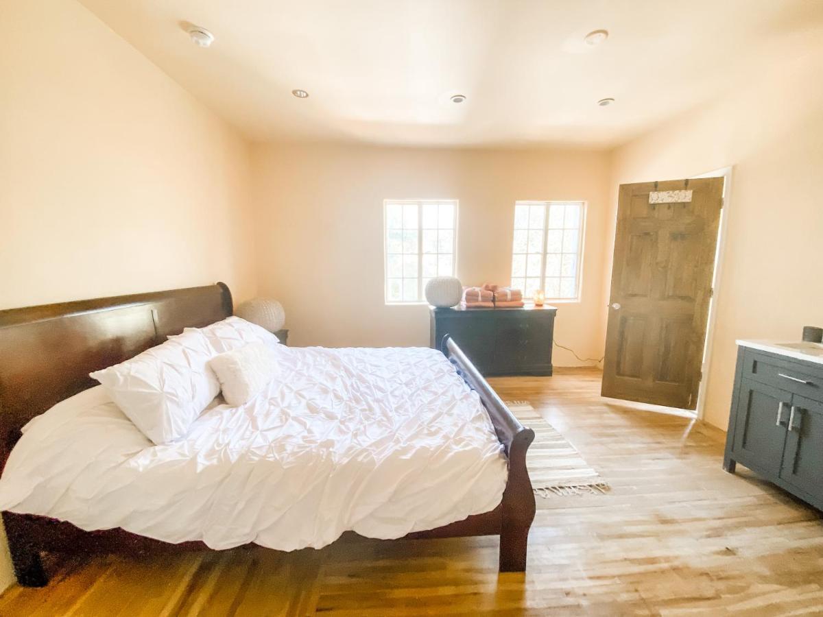 Island Girl + Bed & Breakfast Los Angeles