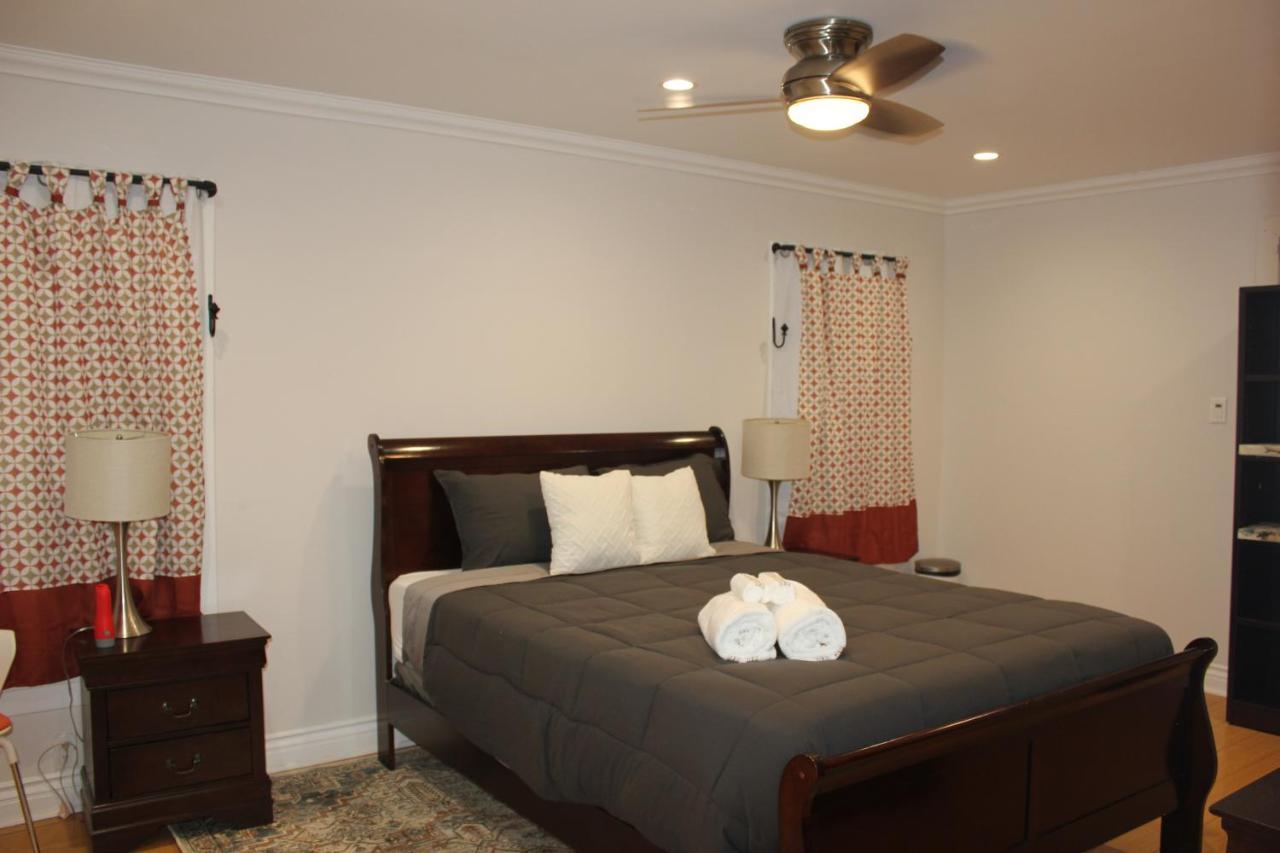 A Serene Home With 5Br, 3Ba, Pool, Spa, And Mini-Golf