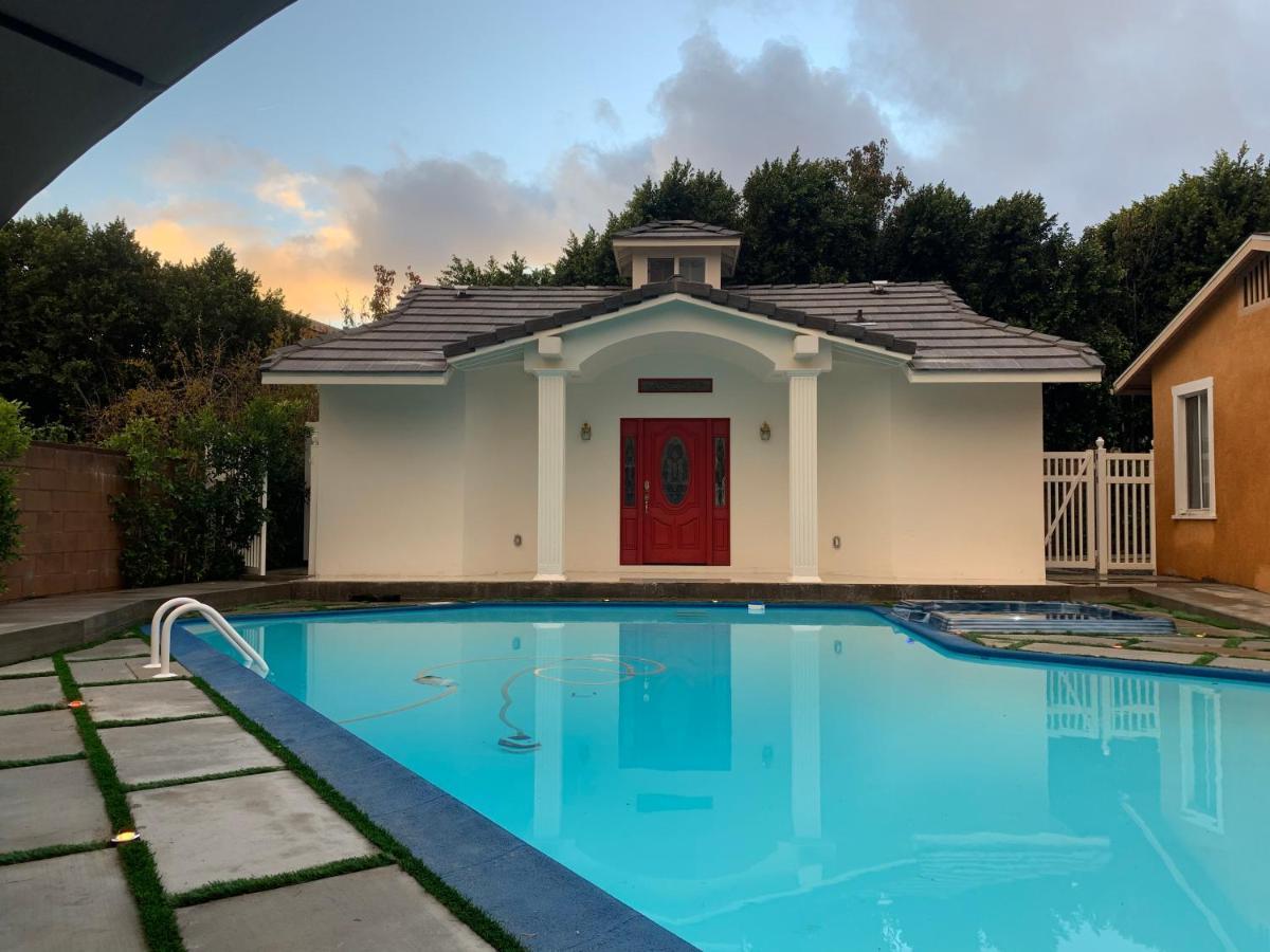 A Serene Home With 5Br, 3Ba, Pool, Spa, And Mini-Golf Los Angeles