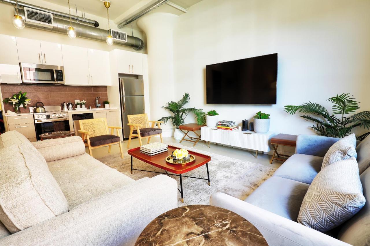 Apartment Classic Angeles Elegance In Downtown, Sleeps 4, Free Parking And 360 Degree View Roof Pool!