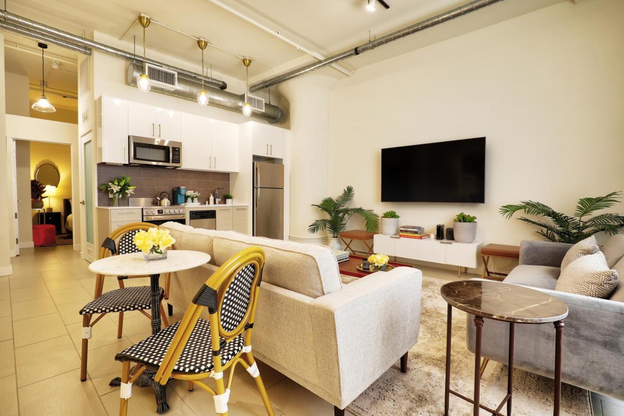 Classic Angeles Elegance In Downtown, Sleeps 4, Free Parking And 360 Degree View Roof Pool!