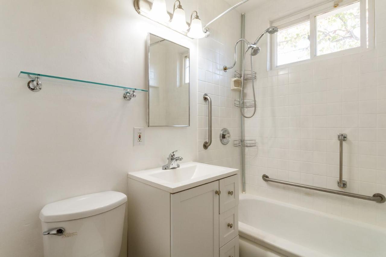 Encino Charmer With Large Backyard Holiday home
