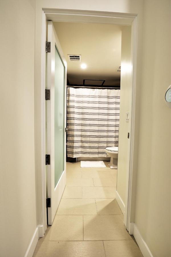 Apartment Classic Angeles Elegance In Downtown, Sleeps 4, Free Parking And 360 Degree View Roof Pool! Los Angeles