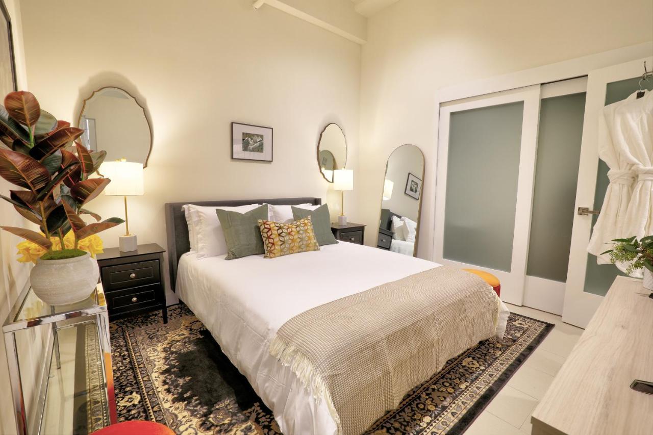 Classic Angeles Elegance In Downtown, Sleeps 4, Free Parking And 360 Degree View Roof Pool! Apartment Los Angeles