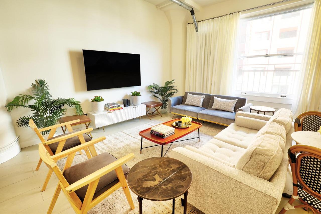 Classic Angeles Elegance In Downtown, Sleeps 4, Free Parking And 360 Degree View Roof Pool! * Los Angeles