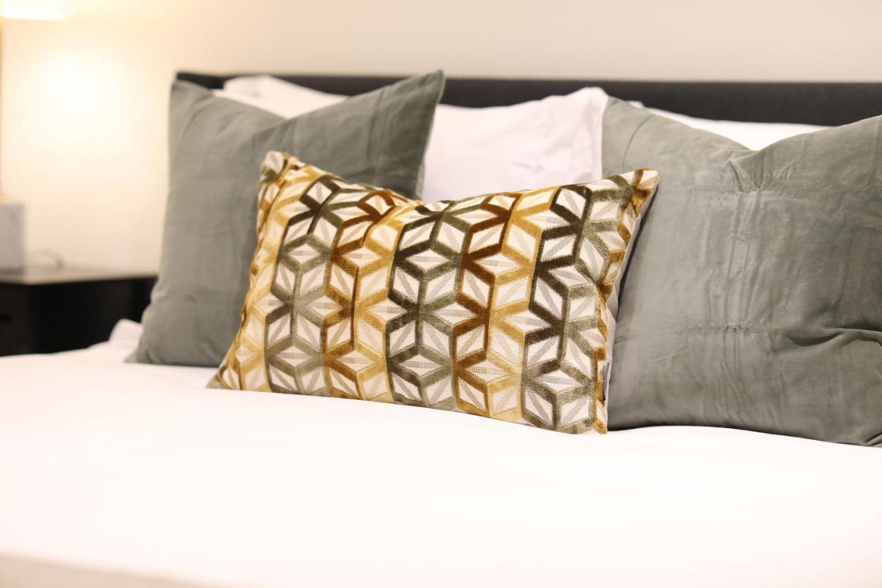 Classic Angeles Elegance In Downtown, Sleeps 4, Free Parking And 360 Degree View Roof Pool! *