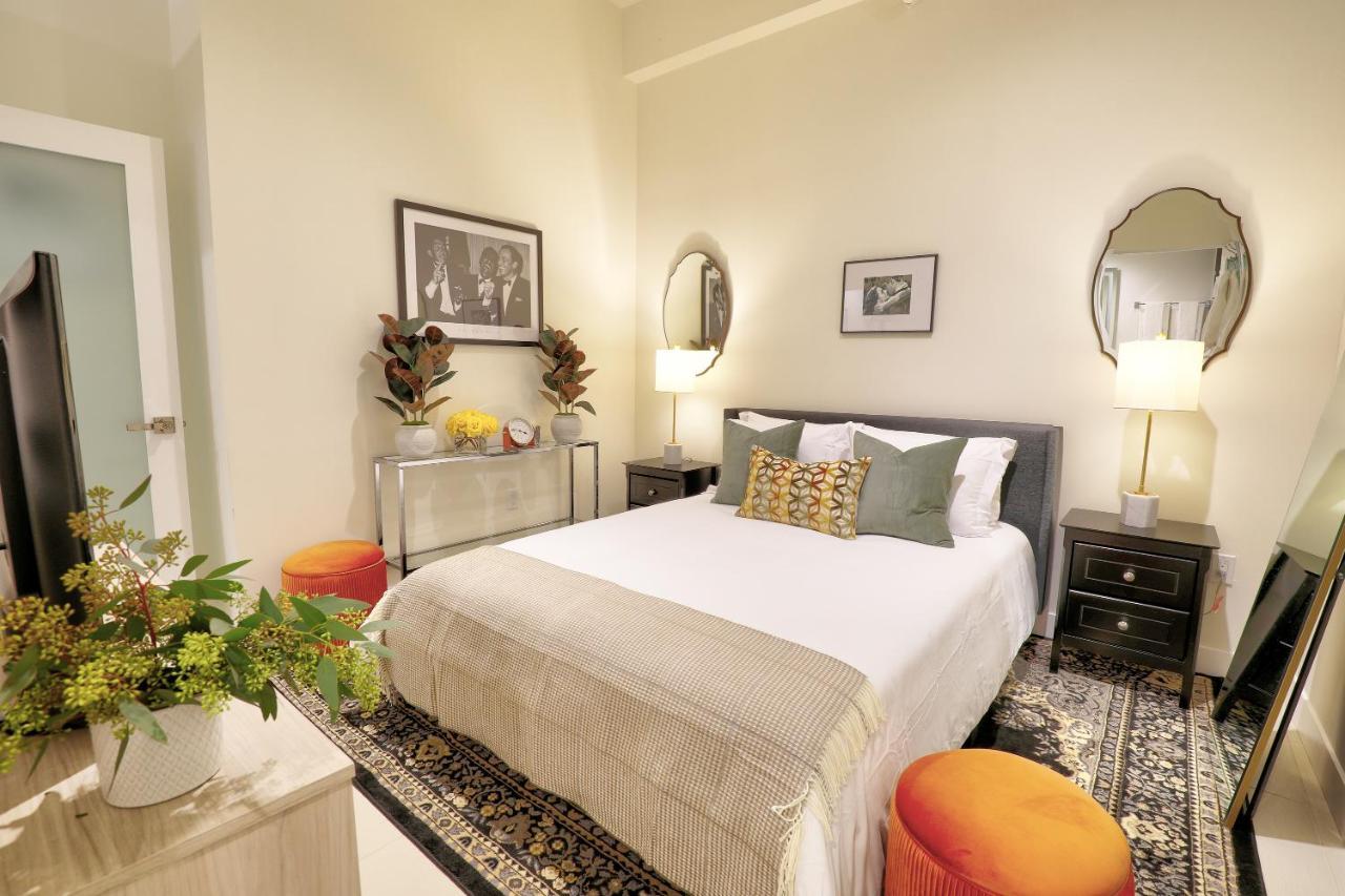 Apartment Classic Angeles Elegance In Downtown, Sleeps 4, Free Parking And 360 Degree View Roof Pool!