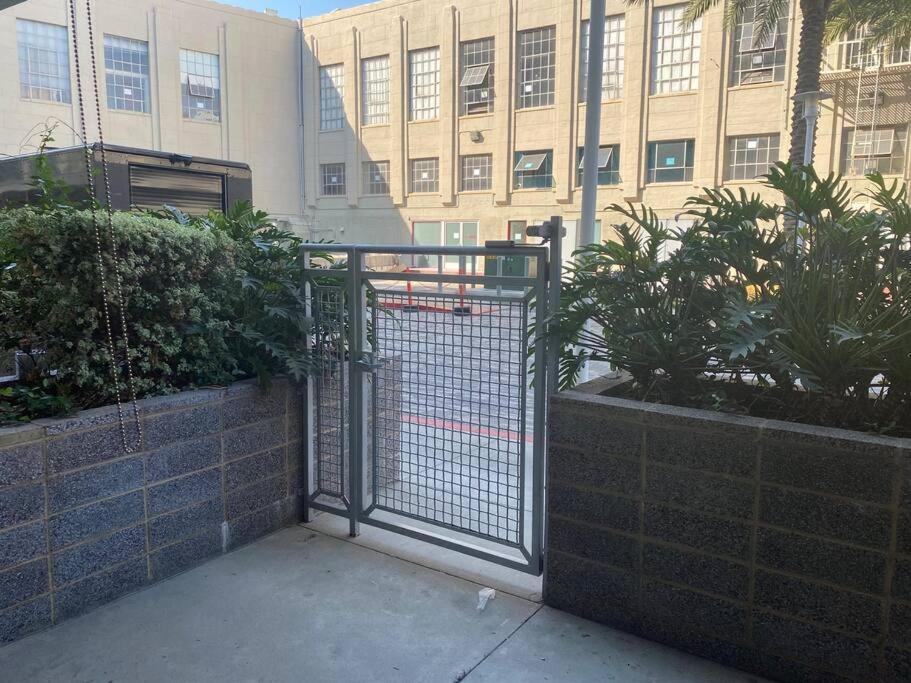 Live-Work Trendi Apartment In West Hollywood W-Parking-Pool-Gym Apartment *