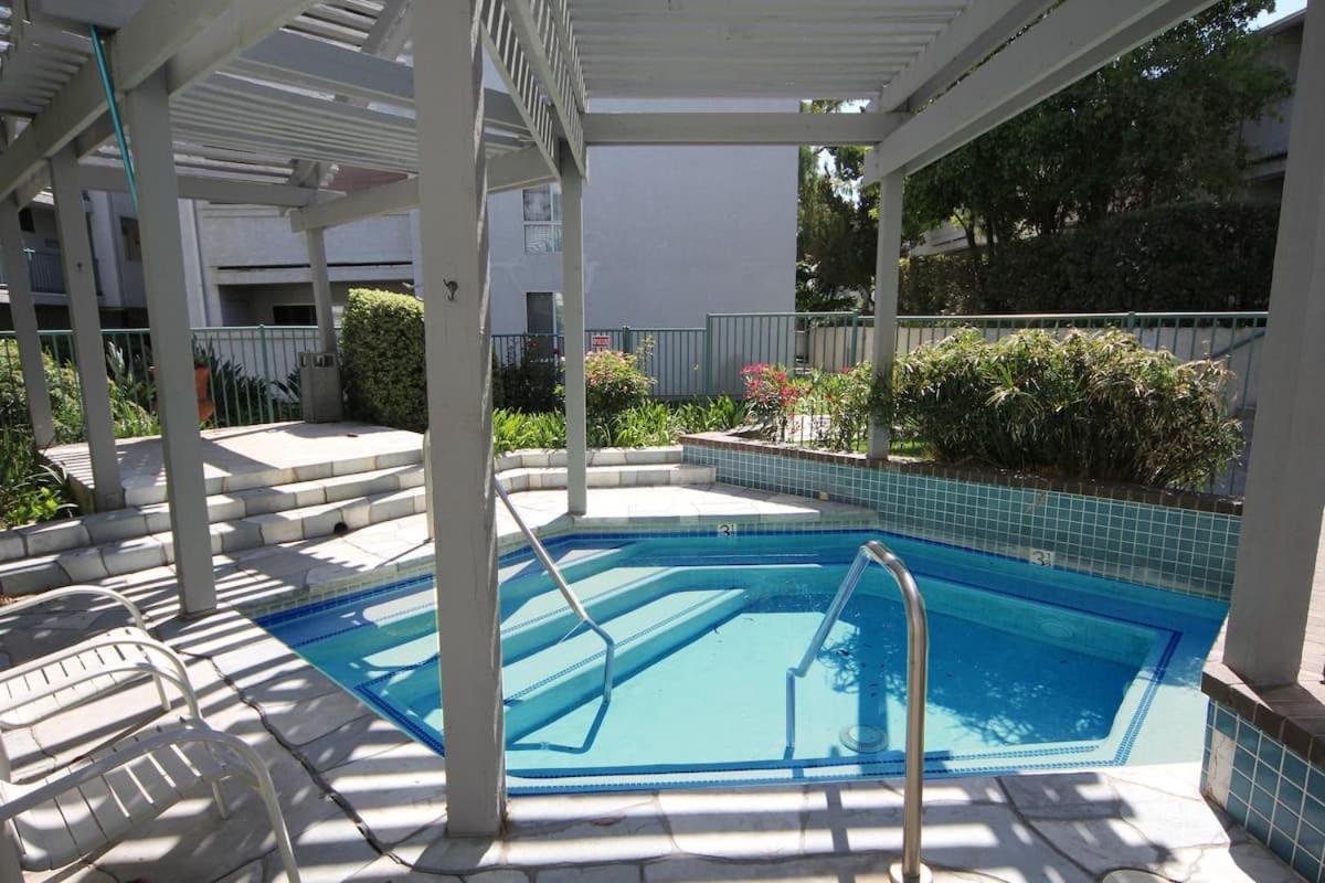 Apartamento Cal King & Queen Beds, 3 Spas & Pool Gourmet Kitchen, Wicked Fast Wifi & Covered Security Parking, Two Smart Tvs With Disney, Apple Tv & Amazon Prime, Ideal For Nightly & Weekly Executive Stays Los Angeles