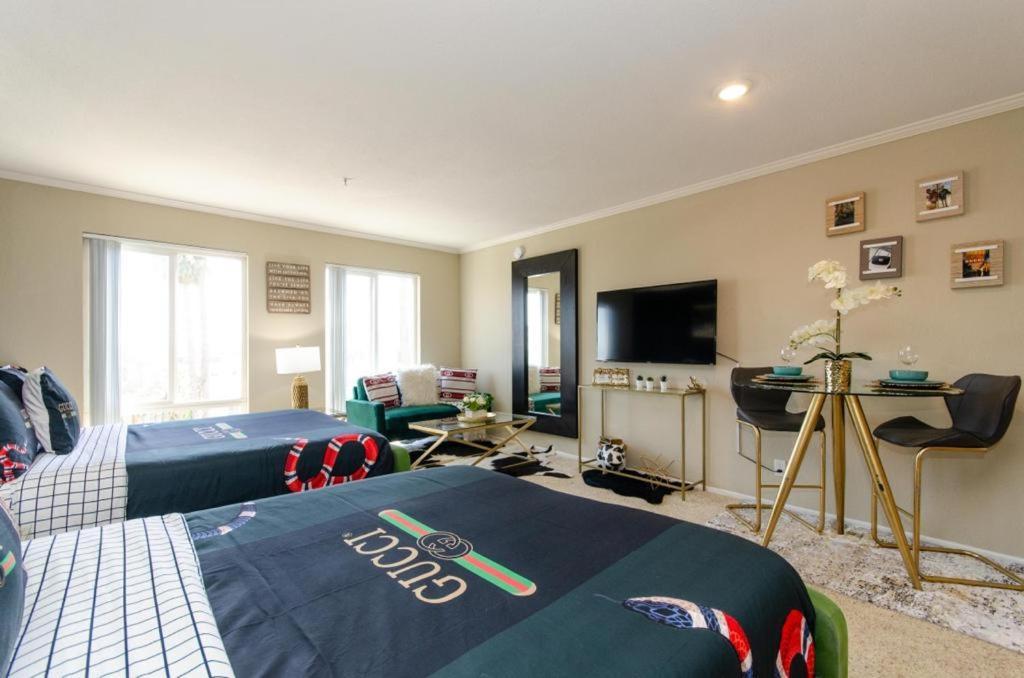 Apartment Gucci Mickey And Maxico Lofts Free Parking And Wifi Los Angeles