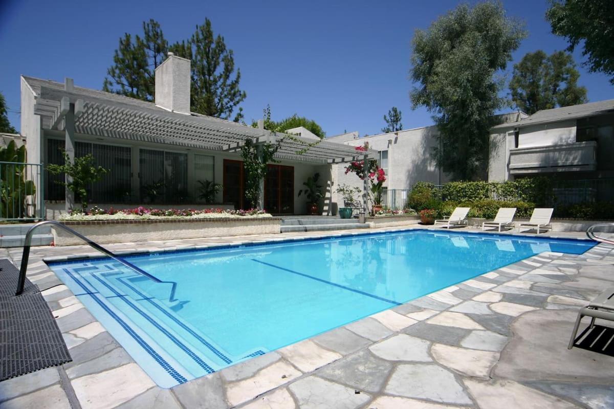 Cal King & Queen Beds, 3 Spas & Pool Gourmet Kitchen, Wicked Fast Wifi & Covered Security Parking, Two Smart Tvs With Disney, Apple Tv & Amazon Prime, Ideal For Nightly & Weekly Executive Stays Los Angeles