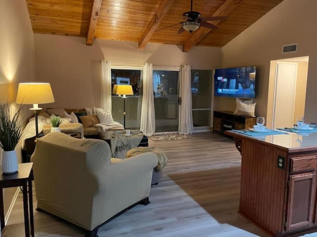 Cal King & Queen Beds, 3 Spas & Pool Gourmet Kitchen, Wicked Fast Wifi & Covered Security Parking, Two Smart Tvs With Disney, Apple Tv & Amazon Prime, Ideal For Nightly & Weekly Executive Stays