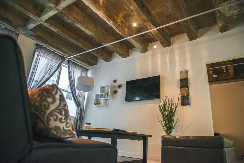Newly Renovated 1Bdrm Loft Dtla And Rooftop Pool Apartment *