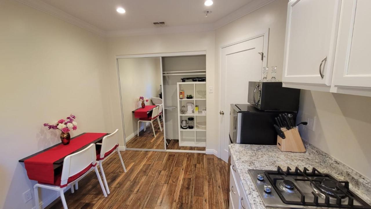 Adorable Modern With Full Kitchen Apartment