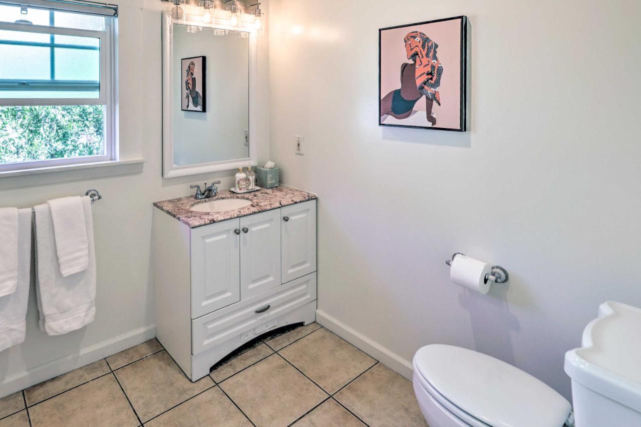 Hip And Prismatic La Gem With Curated Art Gallery *
