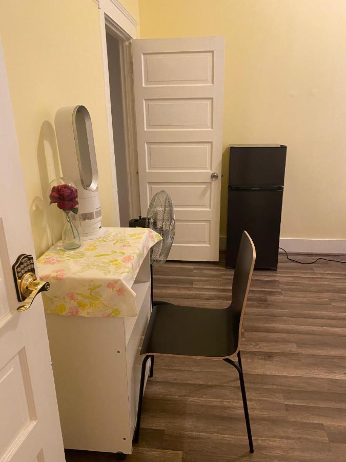 Private Large La Bedroom W Private Half-bathroom - Ac - Wifi - Private Fridge Near Usc - Exposition Park - Usc Memorial Coliseum - Banc Of California Stadium - Downtown Dtla - University Of Southern California Usc! Los Angeles