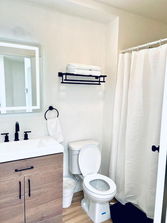 Lovely 2-story 2-bedroom Unit With Free Secure Parking Apartment *