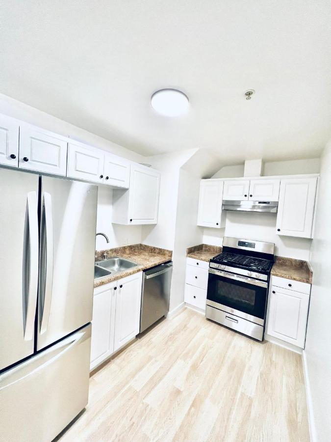 Lovely 2-story 2-bedroom Unit With Free Secure Parking * Los Angeles