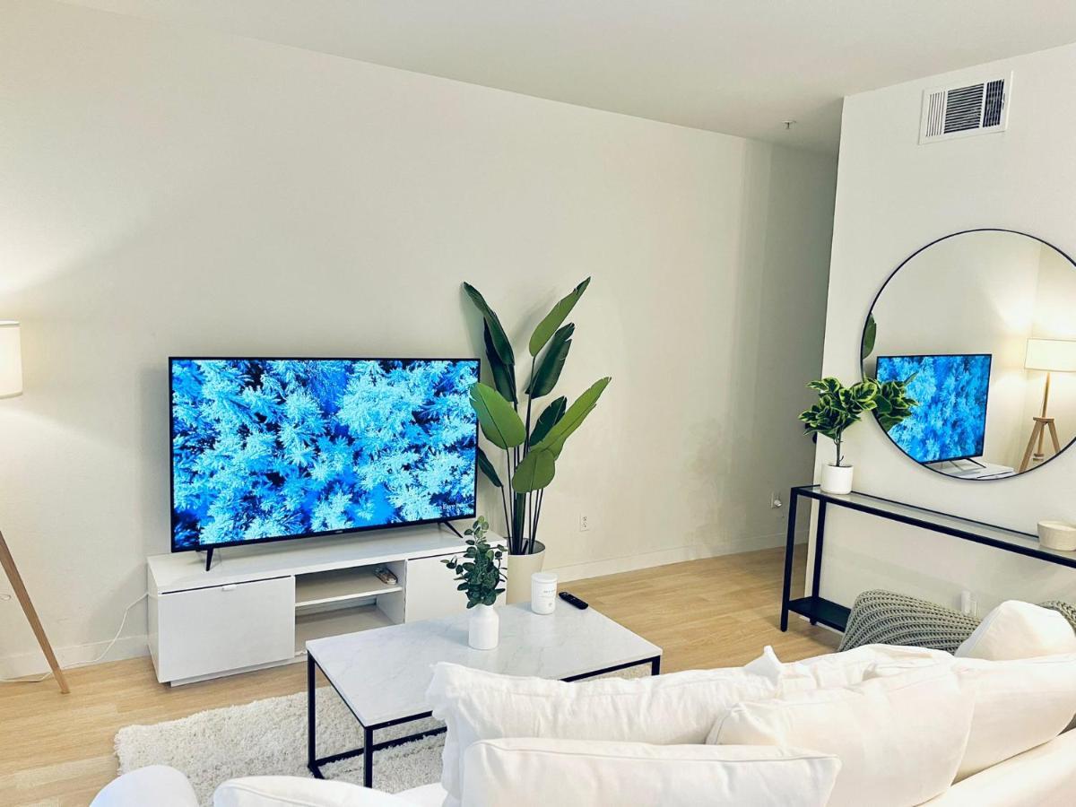 Lovely 2-story 2-bedroom Unit With Free Secure Parking *