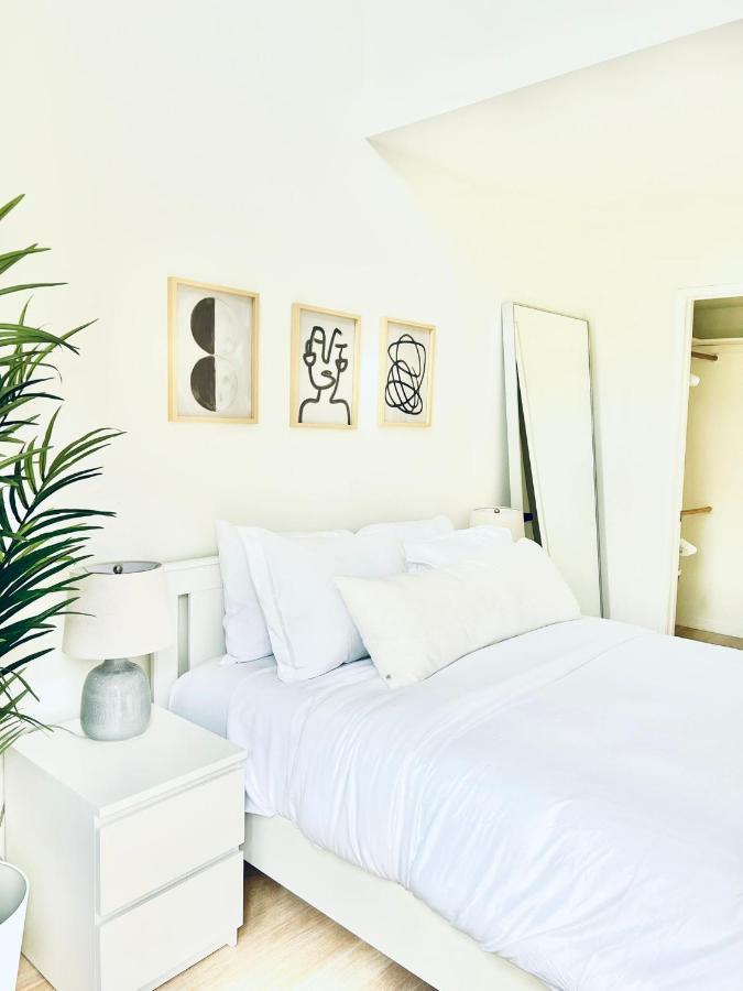 Lovely 2-story 2-bedroom Unit With Free Secure Parking *