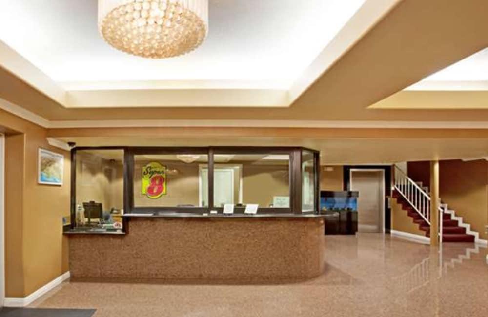 Super 8 By Wyndham Angeles Downtown 2*