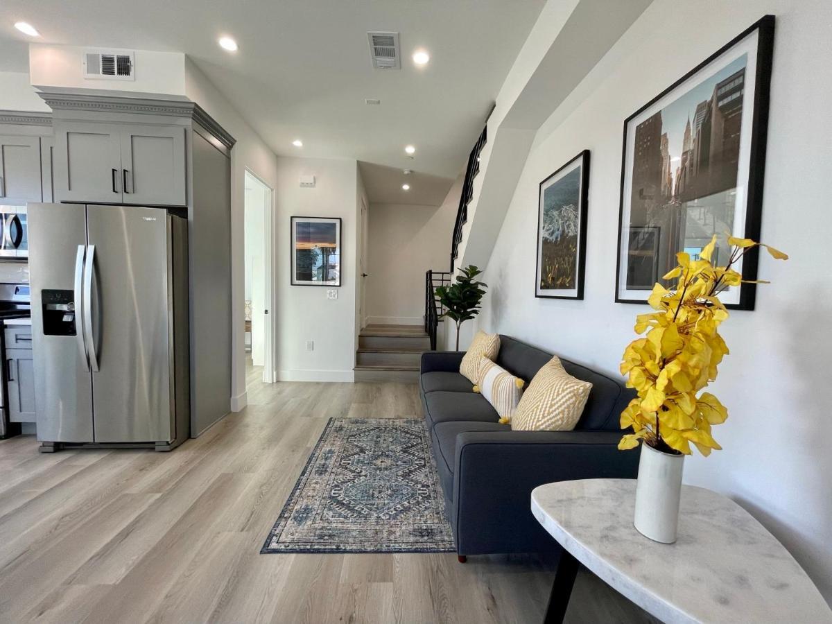 Exclusive Artist Gallery - La Location