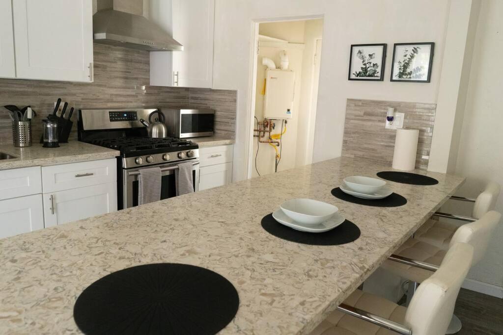 Spacious 2-bedroom Unit In Hollywood Apartment *