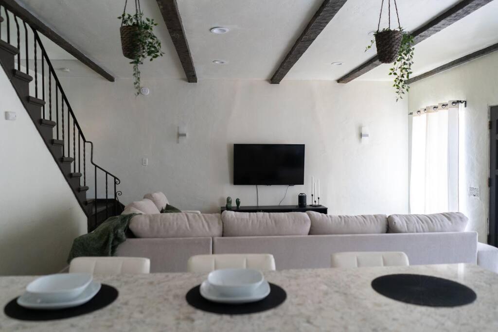 Spacious 2-bedroom Unit In Hollywood Los Angeles