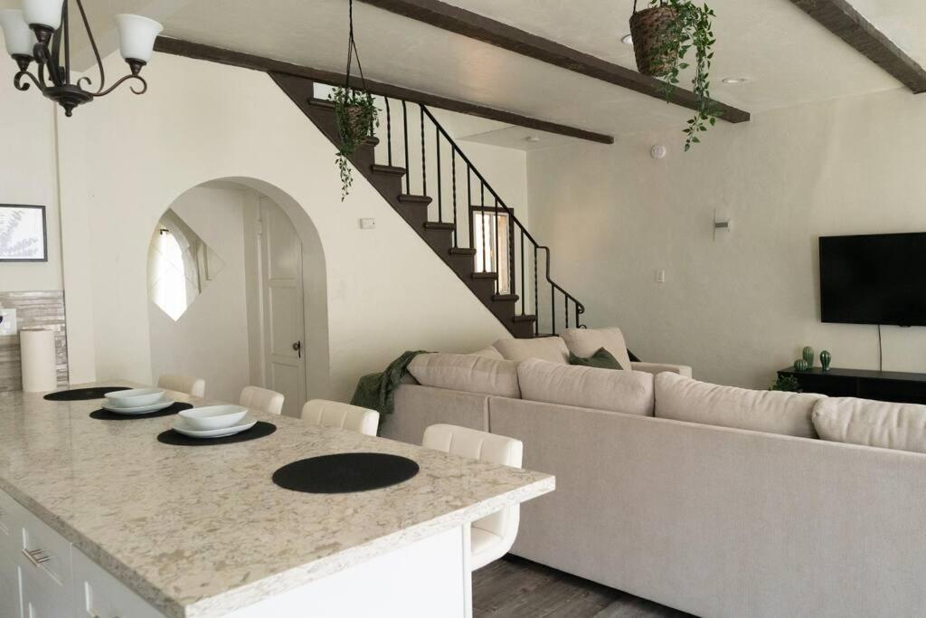 Spacious 2-bedroom Unit In Hollywood *