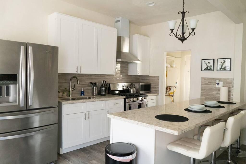Apartment Spacious 2-bedroom Unit In Hollywood