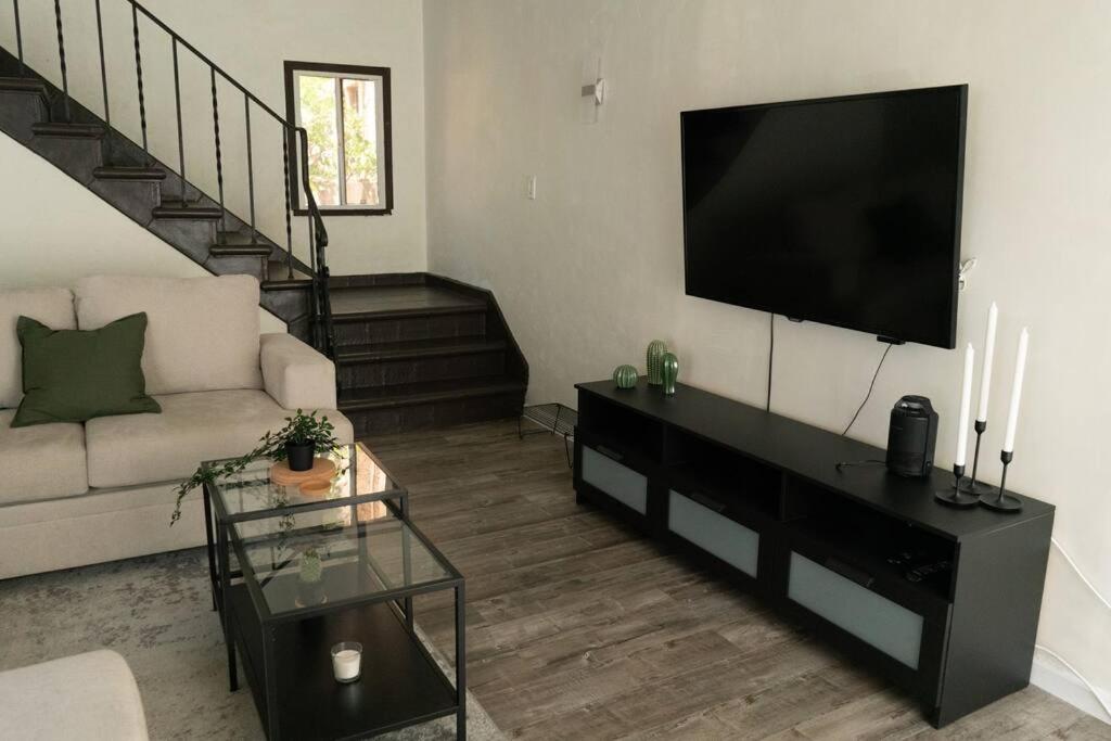 Spacious 2-bedroom Unit In Hollywood *