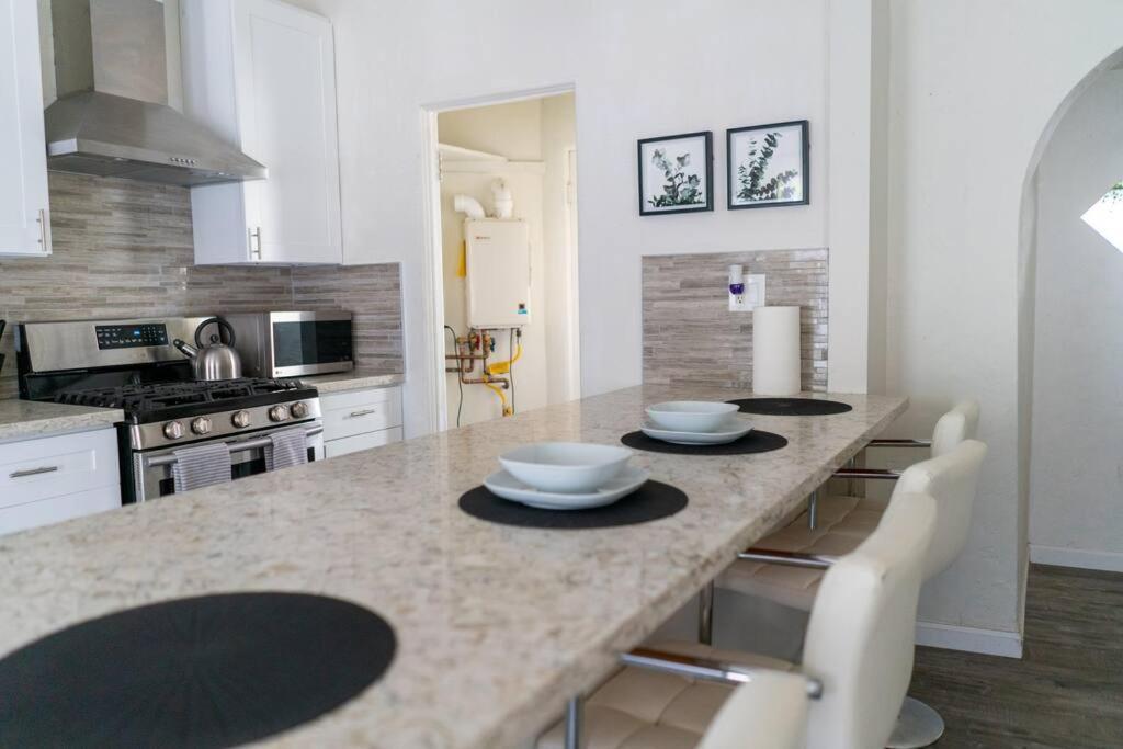 Spacious 2-bedroom Unit In Hollywood Apartment