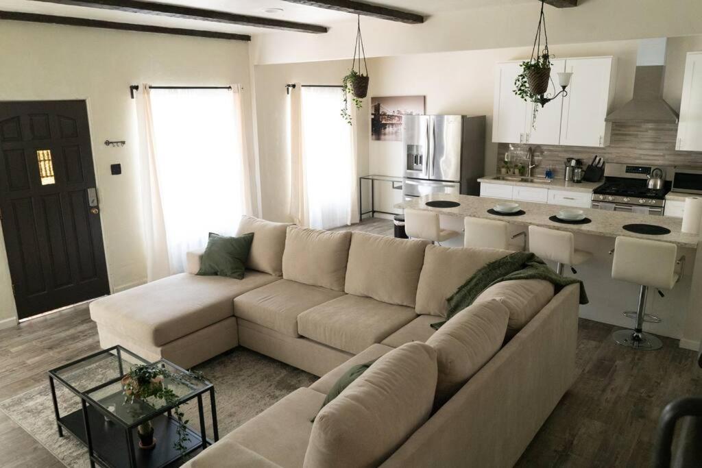 Spacious 2-bedroom Unit In Hollywood Apartment *