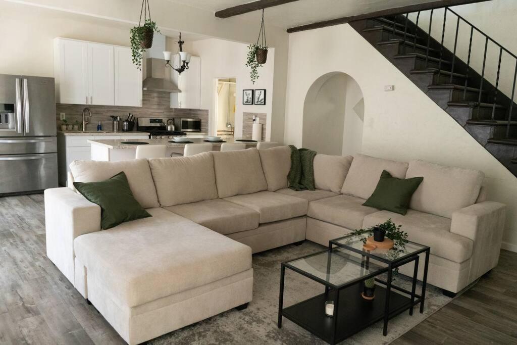 Spacious 2-bedroom Unit In Hollywood Los Angeles