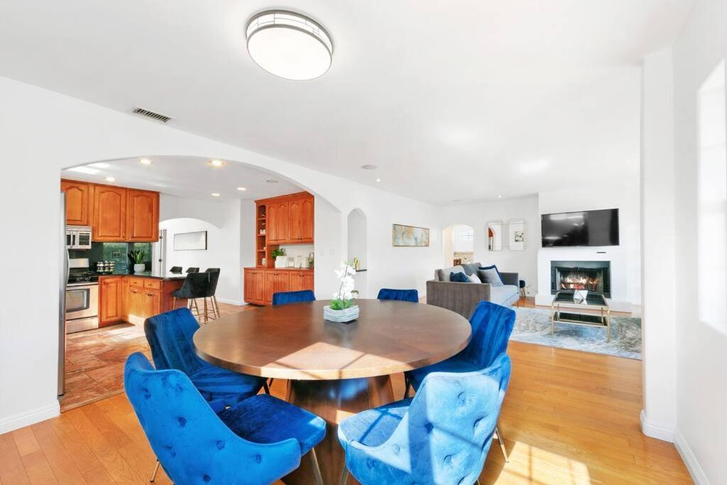 Beverly Grove Spanish Oasis With Pool & Parking Villa