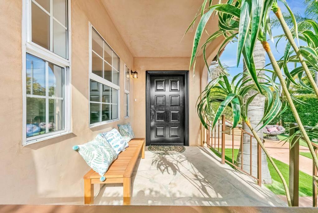 Beverly Grove Spanish Oasis With Pool & Parking Villa