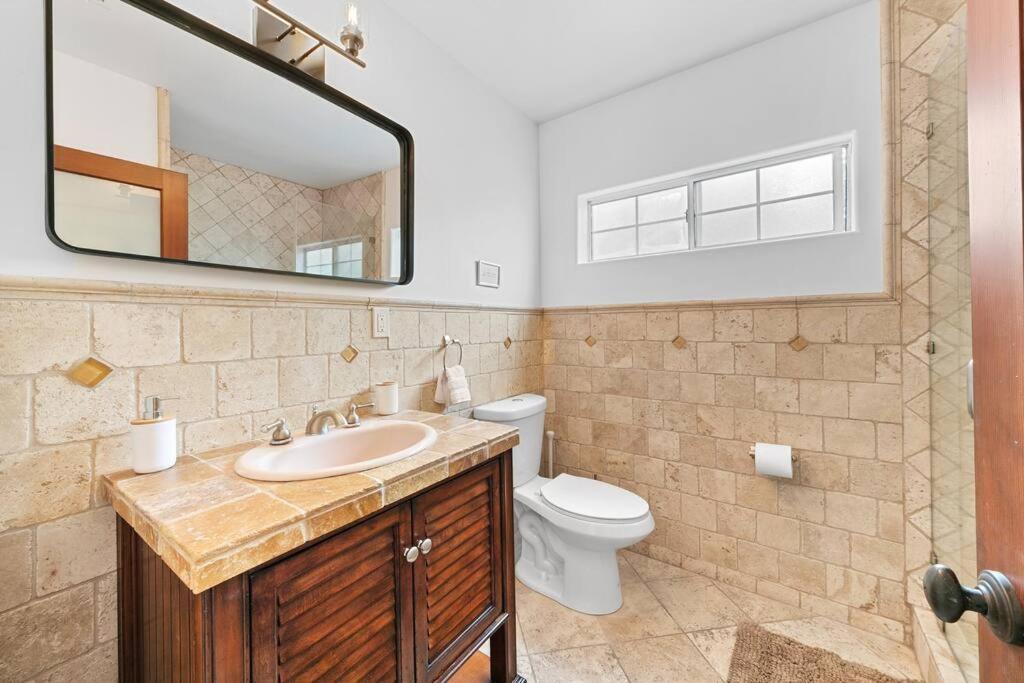 Beverly Grove Spanish Oasis With Pool & Parking Villa