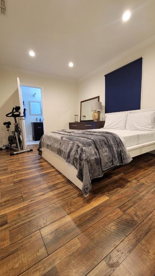 Large 1-bedroom With Kitchen In Encino Holiday home Los Angeles