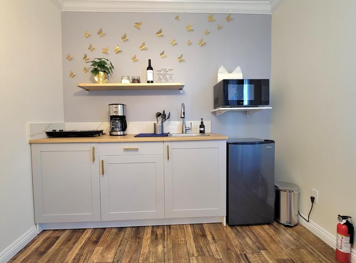 Large 1-bedroom With Kitchen In Encino Holiday home