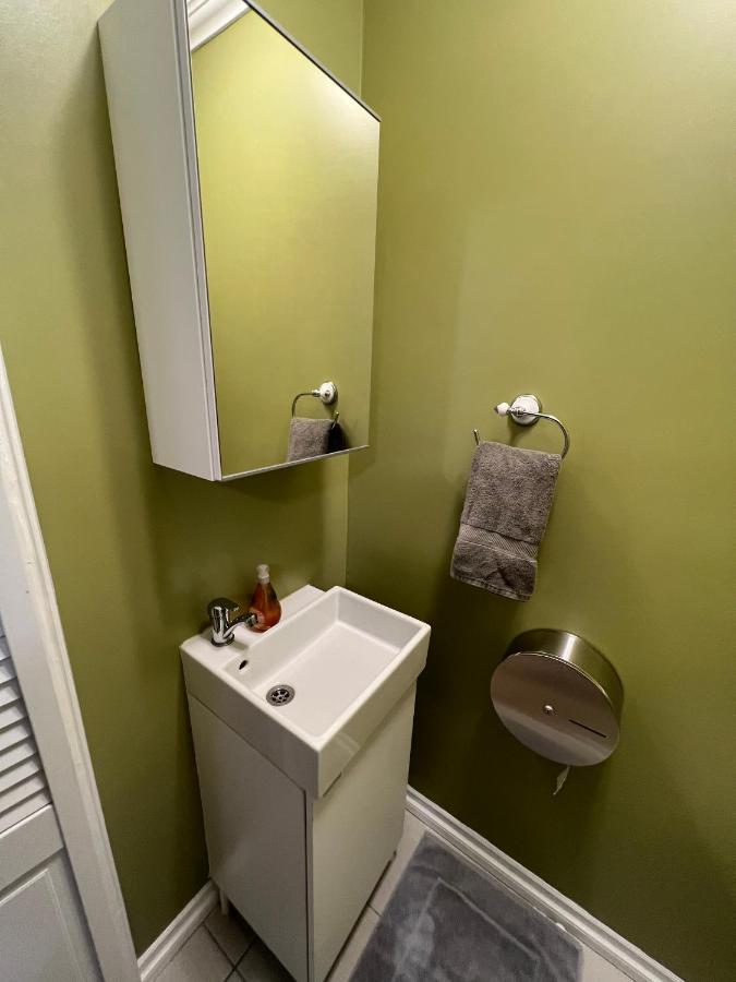 Hospedagem domiciliar Private La Bedroom W Private Half-bathroom - Ac - Wifi - Private Fridge -smart Tv