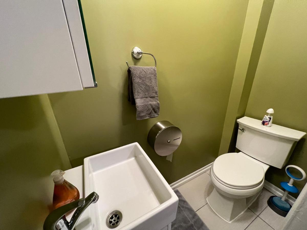 Private La Bedroom W Private Half-bathroom - Ac - Wifi - Private Fridge -smart Tv Hospedagem domiciliar *