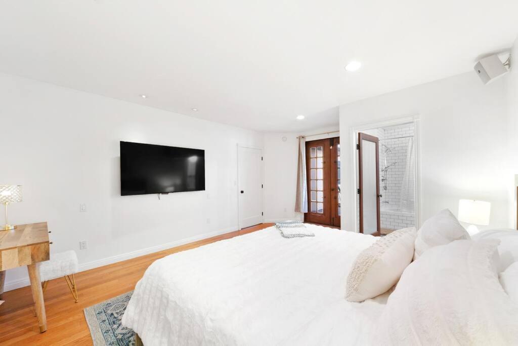 Beverly Grove Spanish Oasis With Pool & Parking Villa