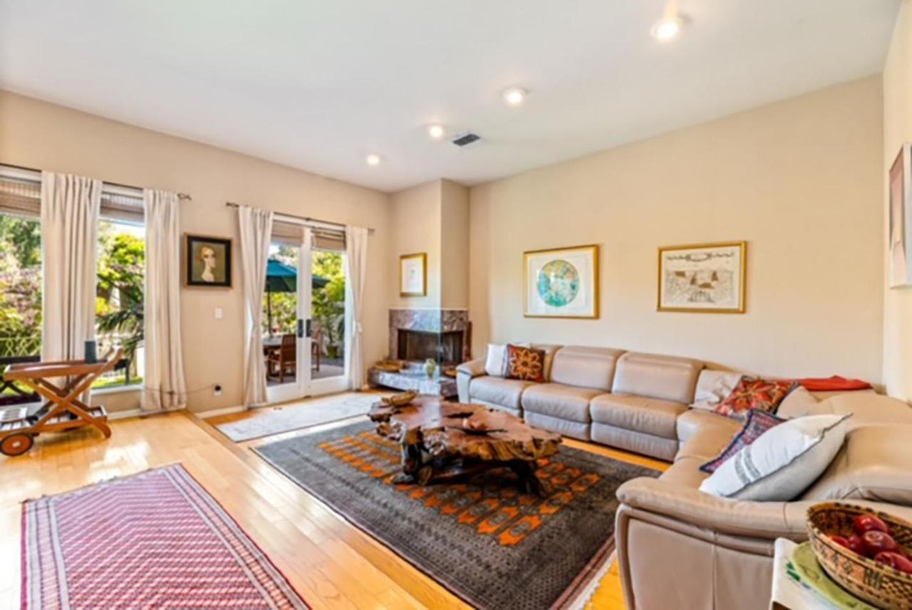 Villa 3 Bedrooms On Venice Canal.