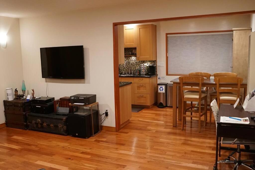 Holiday home Luxury 1 Bedroom Unit-walk To Beach -baby Friendly