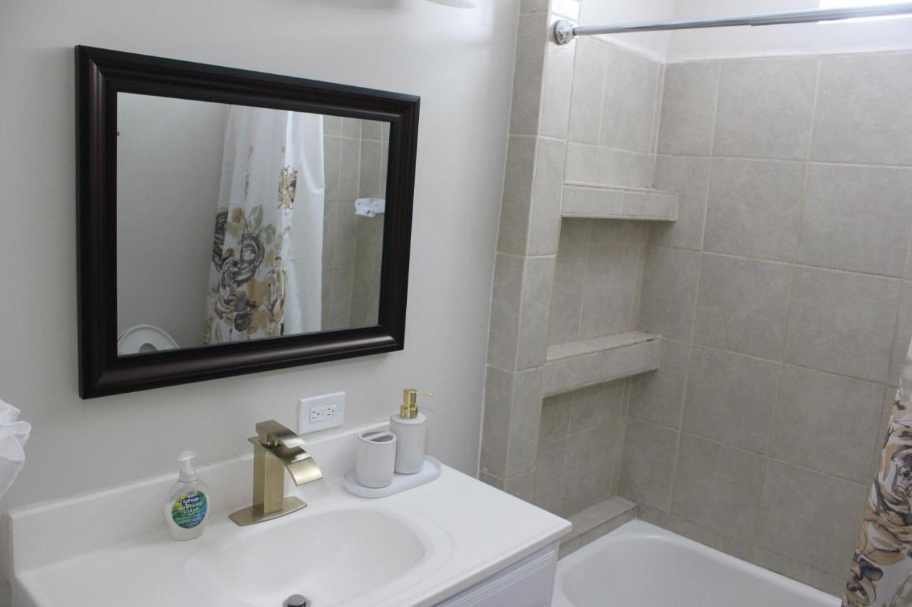 Entire 3 Bedroom With Golf Putting & Hot Apartment