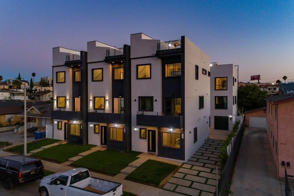 2 New Luxury Modern 3 Story Homes Villa